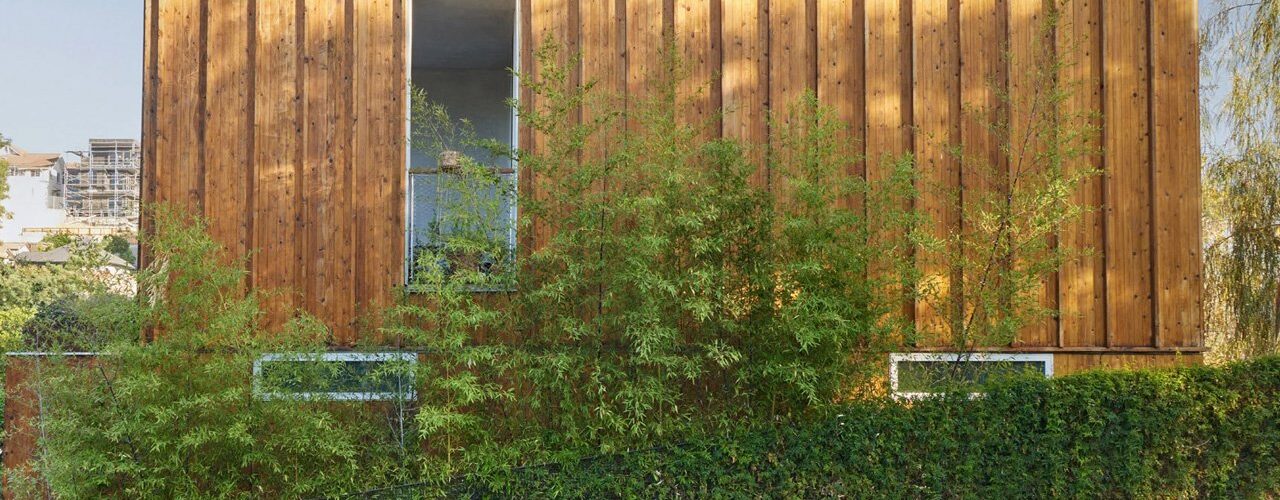 This Oiled Cedar-Clad Home In LA Perfectly Merges Scandinavian Modernism & Bohemian Experimentalism This Oiled Cedar-Clad Home In LA Perfectly Merges Scandinavian Modernism & Bohemian Experimentalism